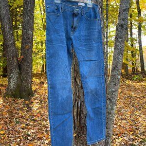 Wrangler Straight-Fit Pants – Classic and Comfortable